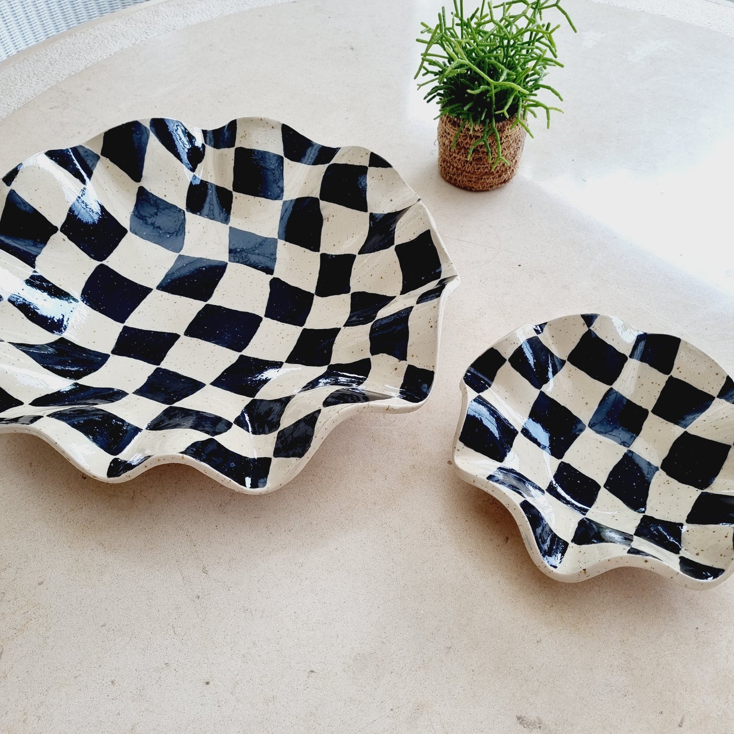 Schwarze karierte handbemalte Rüschenschale, eklektischer Stil