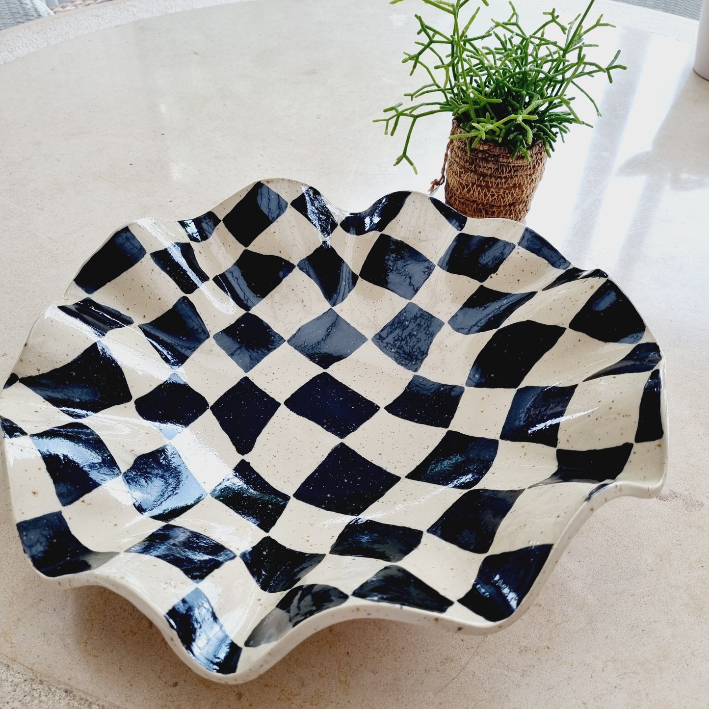 Schwarze karierte handbemalte Rüschenschale, eklektischer Stil