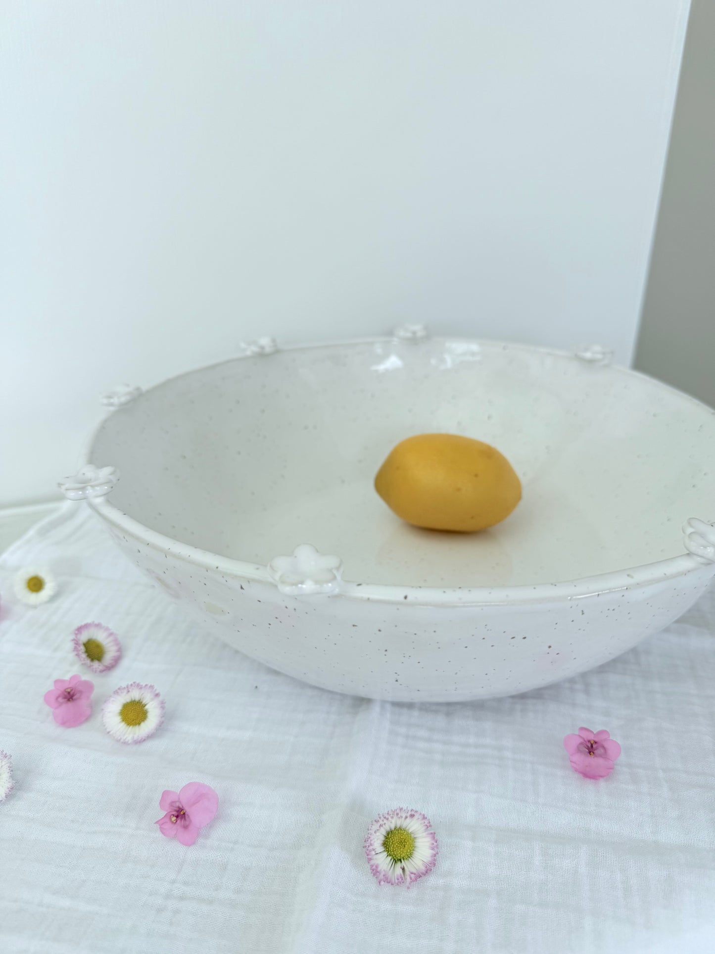 Bol en céramique blanche, pièce maîtresse mouchetée avec de petites boules sur le bord