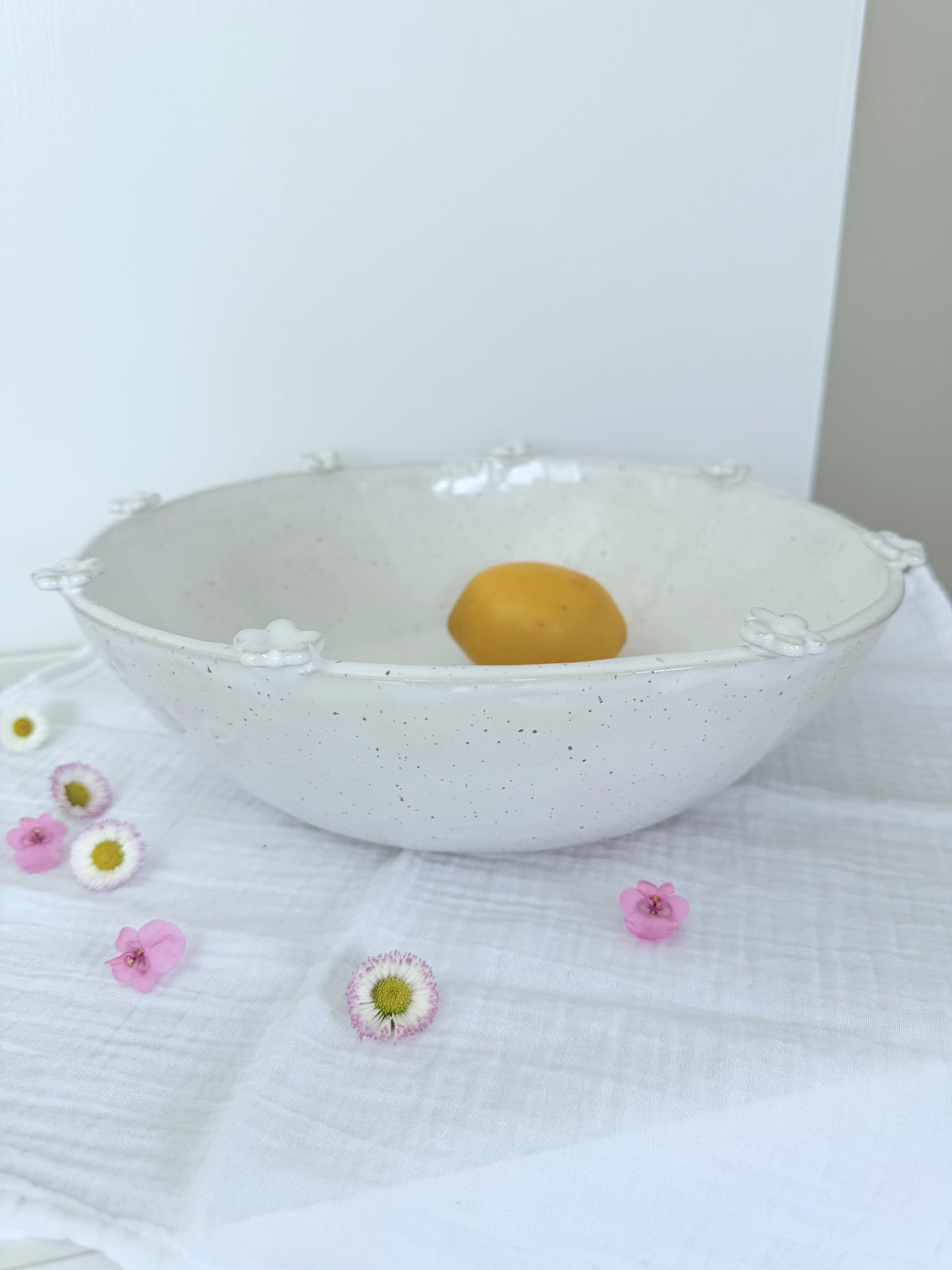 Bol en céramique blanche, pièce maîtresse mouchetée avec de petites boules sur le bord