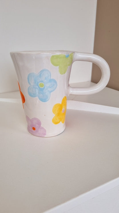 Große handgemachte Tasse mit bunten Blumen, moderne Tasse mit einem Hauch von Flower Power, handgemachtes Geschenk. 