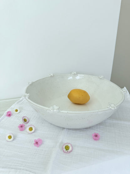 Bol en céramique blanche, pièce maîtresse mouchetée avec de petites boules sur le bord