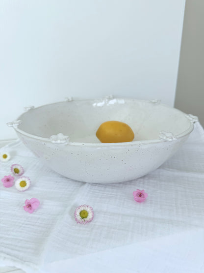 Bol en céramique blanche, pièce maîtresse mouchetée avec de petites boules sur le bord