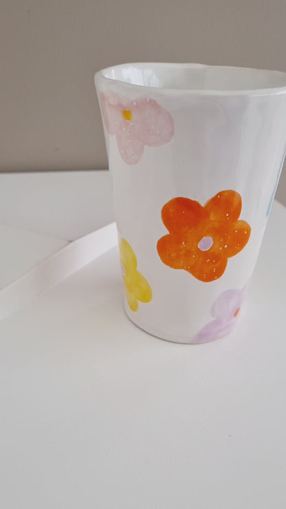 Große handgemachte Tasse mit bunten Blumen, moderne Tasse mit einem Hauch von Flower Power, handgemachtes Geschenk. 