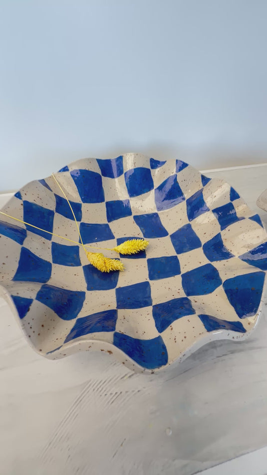 Schwarze karierte handbemalte Rüschenschale, eklektischer Stil